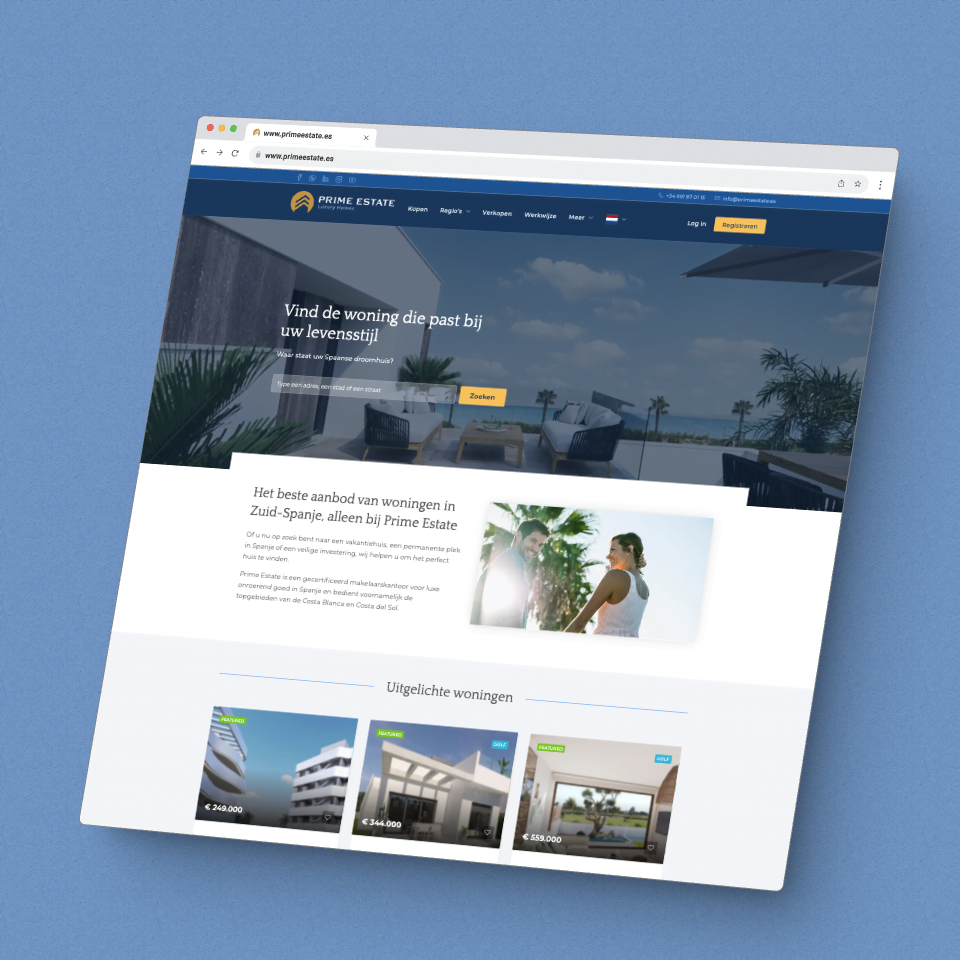 Prime Estate rebranding 1 Screenshot van de homepage van Prime Estate, een makelaar gespecialiseerd in luxe woningen in Zuid-Spanje. De pagina toont een zoekfunctie voor woningen, een uitnodigende afbeelding van een terras met uitzicht op zee, en een sectie met uitgelichte woningen. Er is ook een beschrijving van Prime Estate's diensten en een afbeelding van een gelukkig stel bij een zonnige locatie.